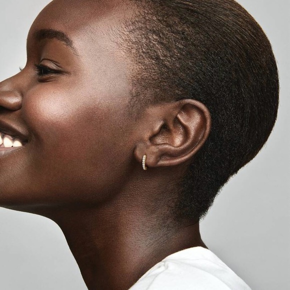 Pandora Sparkling Huggie Hoop Earrings
14k Gold-plated unique metal blend - Picture 4 of 4